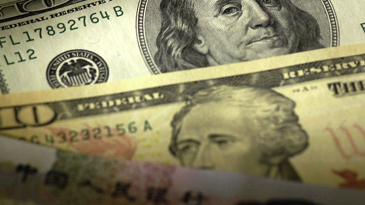 Официальный курс доллара упал ниже 78 рублей