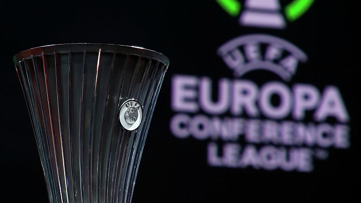 Фанат выбежал на поле во время матча Лиги конференций в Армении