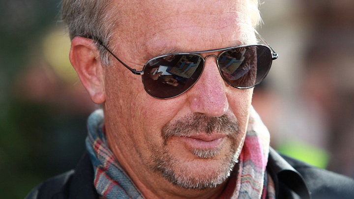 На актера Кевина Костнера подали в суд за сцену с изнасилованием, пишут СМИ