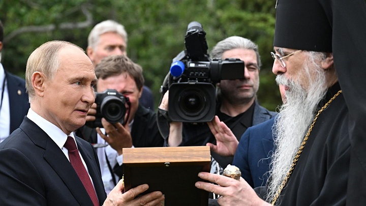 Священник рассказал о значении икон, которые Путин подарил на Аляске